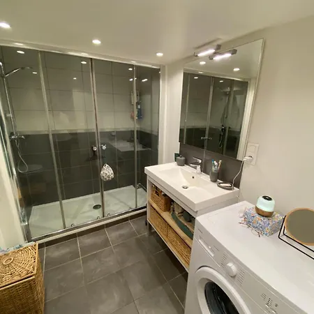 2 Pieces Avec Balcon Au Port De *