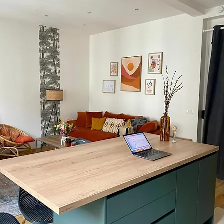 2 Pieces Avec Balcon Au Port De